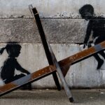 バンクシー　シーソーで遊ぶ子ども